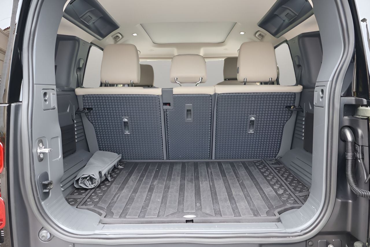 2023 Land Rover Defender 110 SE